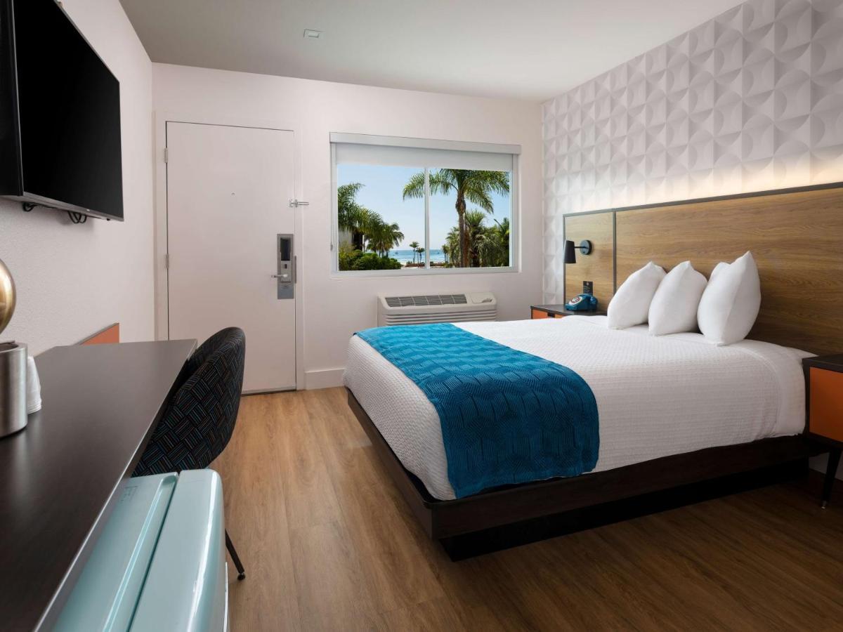 1 Queen Bed 