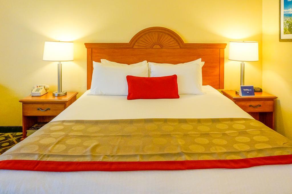 Queen Room with Mobility/Hearing Impaired Access - Non-Smoking