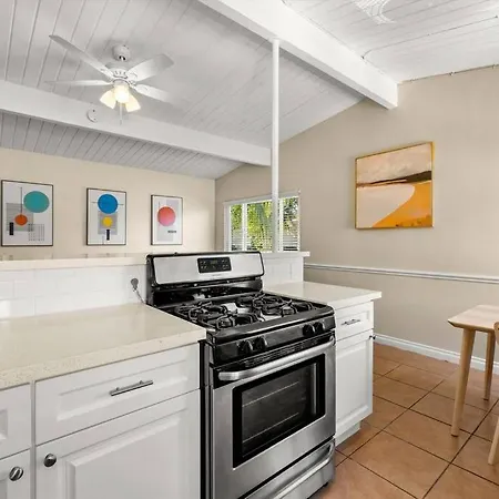 New 2 Bed Apartment Close To Downtown And Beach-2